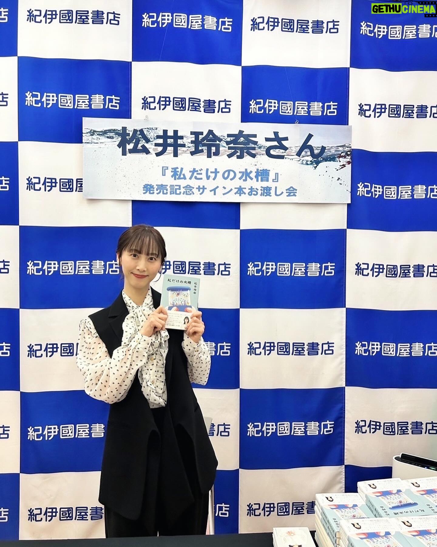 Rena Matsui Instagram - 『#私だけの水槽』の名古屋、大阪お渡しに参加いただいた皆さん、ありがとうございました! たくさんの方にお会いでき、お話できてとても楽しかったです。なにより、感想を聞けたり、好きになってくださったきっかけなどを聞くことができて、嬉し恥ずかしでしたがこれからの活動の活力をたくさんいただきました!長い間応援していて、やっと会えましたと言ってくださる方もいて、長く続けるものだなあと思ったりも。 みなさんとお話ししている様子を見ていたスタッフさんも、笑ったり泣いたり、喜んだりしてくれる一人一人の表情が印象的でしたとお話ししていました。 これからもまだまだ頑張るので、いつかまだ会えていない方にも会えますように。 本当にありがとうございました!