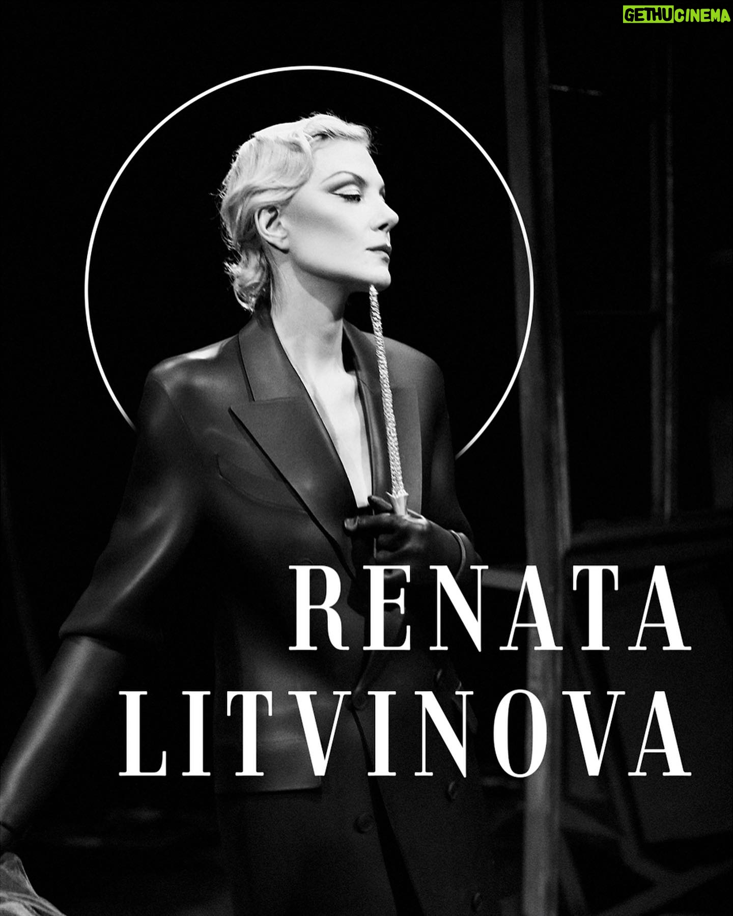 Renata Litvinova Instagram - Renata Litvinova, une des figures du cinéma et du théâtre russe, présente le 25 février et le 17 mars « Le cactus » au Théâtre Hébertot. Reconnue pour ses talents de réalisatrice, scénariste, actrice et productrice, Renata Litvinova accompagnée de Éric Laugerias, Elena Terenteva et Teymuraz Glonti, présente une pièce qui met en scène une femme prénommée Elle. Elle fait sa valise et attend d’aller voir son bien-aimé, mais il ne l’appelle pas... il est parti vers une autre... mais il est impossible d’abandonner quelqu’un comme elle : une magicienne qui peut voler, guérir... et qui sait aimer ! Credit font ©️ Slobodan Jelesijevic Credits photos ©️ Aset Geroeva
