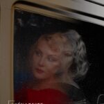 Renata Litvinova Instagram - Renata Litvinova, une des figures du cinéma et du théâtre russe, présente le 25 février et le 17 mars « Le cactus » au Théâtre Hébertot. Reconnue pour ses talents de réalisatrice, scénariste, actrice et productrice, Renata Litvinova accompagnée de Éric Laugerias, Elena Terenteva et Teymuraz Glonti, présente une pièce qui met en scène une femme prénommée Elle. Elle fait sa valise et attend d’aller voir son bien-aimé, mais il ne l’appelle pas... il est parti vers une autre... mais il est impossible d’abandonner quelqu’un comme elle : une magicienne qui peut voler, guérir... et qui sait aimer ! Credit font ©️ Slobodan Jelesijevic Credits photos ©️ Aset Geroeva
