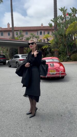 Renata Litvinova Instagram - my bag always weighs about five kilograms, it’s scary to think what’s in it Сумка моя весит килограммов сто, я вечно из неё что-то теряю, оставляю, как сеятель, за собой метки на карте или оплату за счастливые дни - очки, плащи и прочие опознавательные знаки