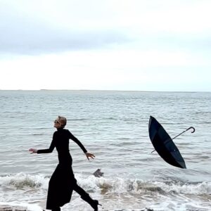 Renata Litvinova Instagram - Зонтик и я . Me and the umbrella