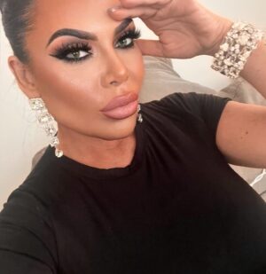 Renee Graziano Instagram - I am her!! @thebeautysuiteny 😍😍😍#reneegraziano #mobwives #icon #mobbedup #living #makeup #hair #smile #sober #lifestyle 
.
.
Hair by @tonzimacaroni 
Mua @thebeautysuiteny 😍😍😍
Jewelry by Renee for my new line coming soon #GlamMaGold #GlamMaGoodies #GLAM