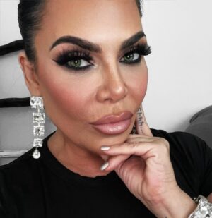 Renee Graziano Instagram - I am her!! @thebeautysuiteny 😍😍😍#reneegraziano #mobwives #icon #mobbedup #living #makeup #hair #smile #sober #lifestyle 
.
.
Hair by @tonzimacaroni 
Mua @thebeautysuiteny 😍😍😍
Jewelry by Renee for my new line coming soon #GlamMaGold #GlamMaGoodies #GLAM