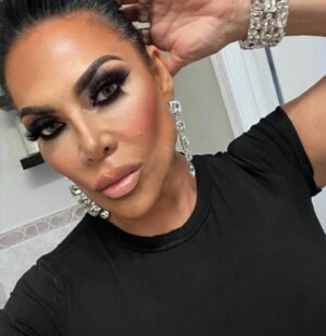 Renee Graziano Instagram - I am her!! @thebeautysuiteny 😍😍😍#reneegraziano #mobwives #icon #mobbedup #living #makeup #hair #smile #sober #lifestyle 
.
.
Hair by @tonzimacaroni 
Mua @thebeautysuiteny 😍😍😍
Jewelry by Renee for my new line coming soon #GlamMaGold #GlamMaGoodies #GLAM