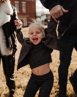 Renee Paquette Instagram - Have I mentioned how much I love when worlds collide?? 

Meet @reneepaquette and @jonmoxley family! Their sweet little girl was such a trooper through this session and it was so much fun spending time with their family! Their beautiful little girl definitely stole the show! 🎁🎄

Shoutout to @studio821_ for providing a last min space to be able to get both outdoor and indoor images during these cold temps 🥶🌡️