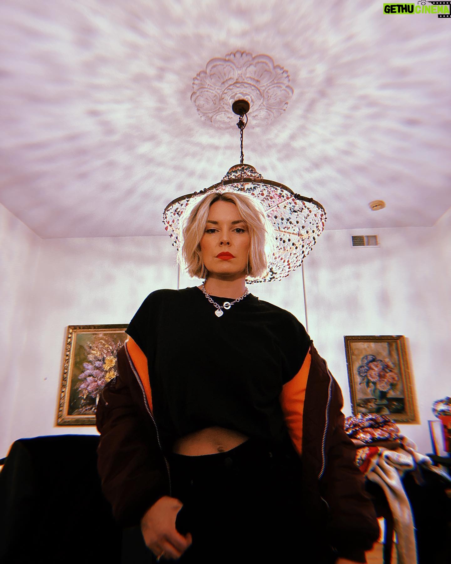 Renee Paquette Instagram - Oop sheโs leaving the house ๐
๐ผ