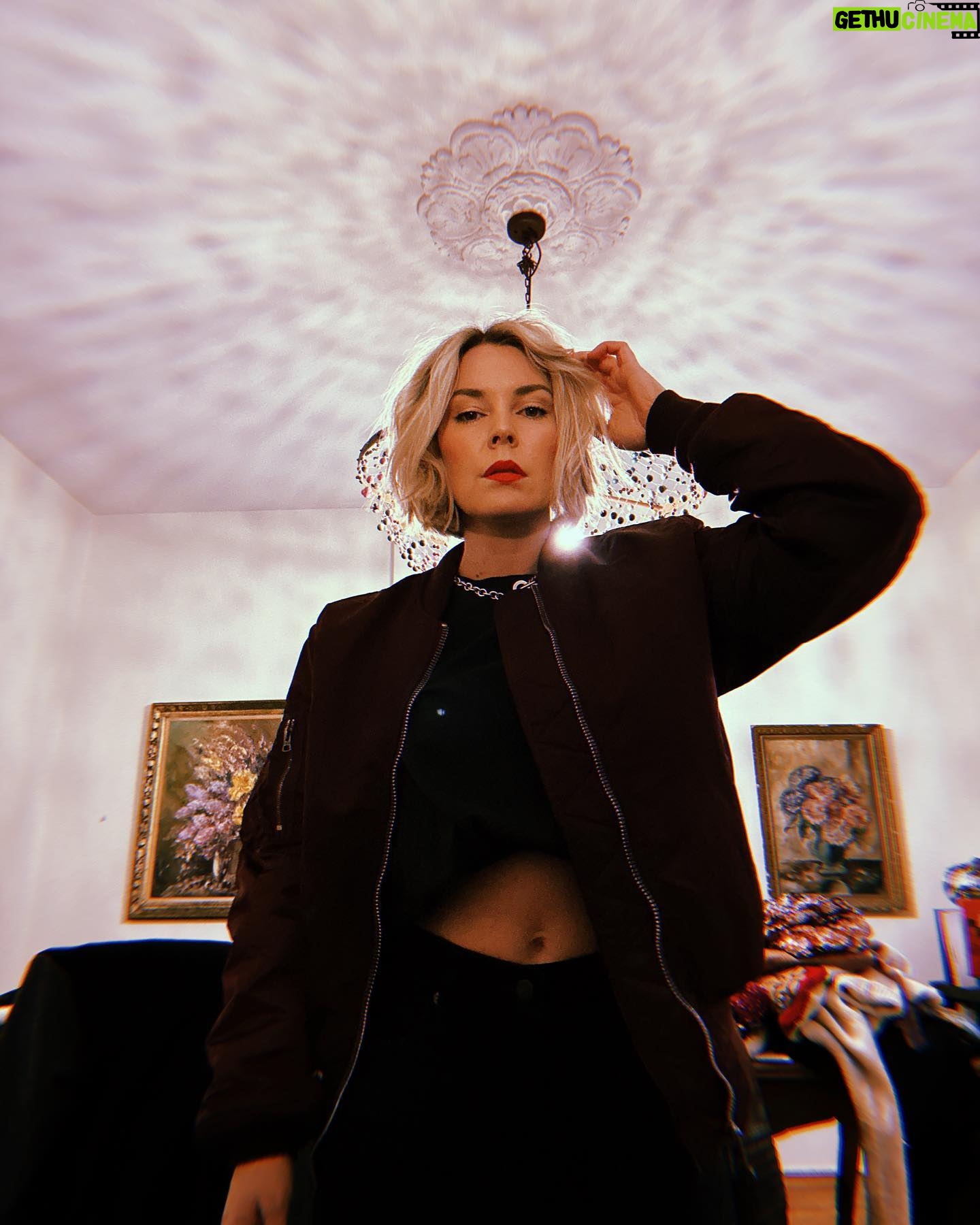 Renee Paquette Instagram - Oop sheโs leaving the house ๐
๐ผ