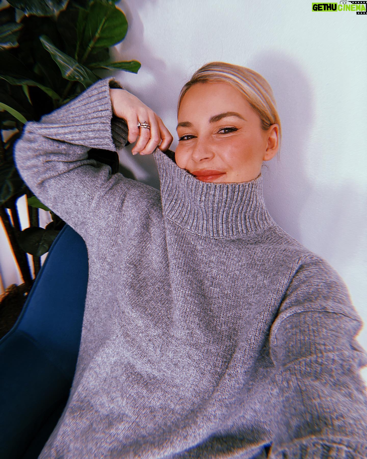 Renee Paquette Instagram - In my sweater era. 🧶