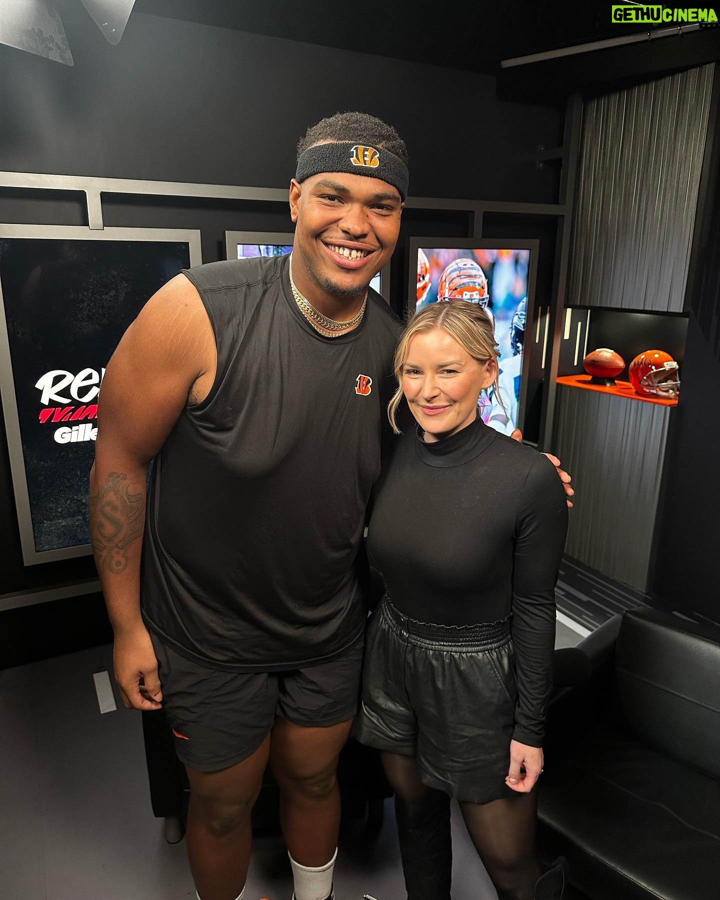 Renee Paquette Instagram - I’m an @zeus__57 guy. This dude is the best! I had so much fun hanging with him and picking his brain on how he preps, life on and off the field, being a generational offensive tackle, and of course some advice for @taylorswift 😜 check the interview today, anywhere you get podcasts #ReneeAllDey