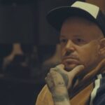 Residente Instagram - Un poco de lo que ocurrió en el estudio durante la producción de “Artificial Inteligente” . Cuando llegué al estudio no tenía nada y luego de 12 horas intensas salieron las primeras progresiones musicales. Por lo general voy con un concepto en mente y luego comienzo a improvisar junto a los músicos. El concepto del tema habla sobre la posible deshumanización frente a la realidad tecnológica que nos arropa. La influencia musical japonesa ocurre porque Japón es uno de los líderes tecnológicos mas grandes del mundo. @mariko_cello @kaorufue @ayaishidavocal Satoshi Takeishi 🥁 #LASLETRASYANOIMPORTAN