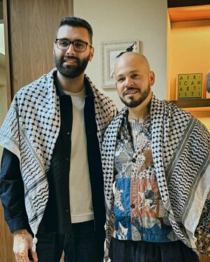 Residente Instagram - Fue un verdadero honor haber tenido en mi casa a este joven fotógrafo palestino @motaz_azaiza . Su documentación fotográfica  ha sido esencial para este nuevo resurgir palestino en donde el mundo entero se ha unido a pedir por que se detengan los bombardeos y los asesinatos despiadados de gente inocente en Gaza. En menos de un año Motaz vivió lo que muchos de nosotros no hemos vivido en toda una vida. De Puerto Rico a Palestina, de colonia a colonia, gracias por tu arte y gracias por tu lucha! 🇵🇸🇵🇷