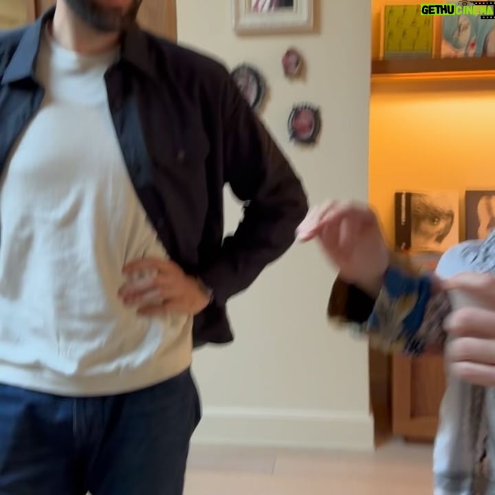Residente - 178.5K Likes - Fue un verdadero honor haber tenido en mi casa a este joven fotógrafo palestino @motaz_azaiza . Su documentación fotográfica ha sido esencial para este nuevo resurgir palestino en donde el mundo entero se ha unido a pedir por que se detengan los bombardeos y los asesinatos despiadados de gente inocente en Gaza. En menos de un año Motaz vivió lo que muchos de nosotros no hemos vivido en toda una vida. De Puerto Rico a Palestina, de colonia a colonia, gracias por tu arte y gracias por tu lucha! 🇵🇸🇵🇷