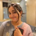 Revathi Pillai Instagram - him: aise na mujhe tum dekho, seene se laga lunga. Me:
