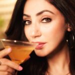 Reyhna Malhotra Instagram – Magic💫💫💫💫💫🌈
Chose my prop wisely😉
🍻