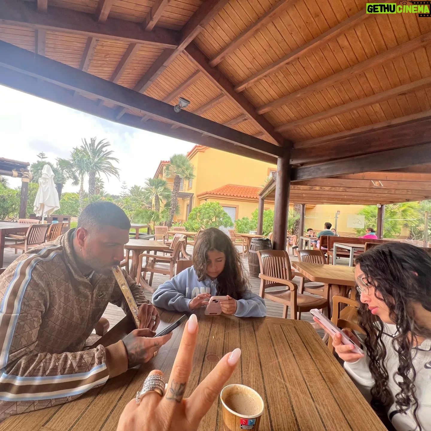 Ricardo Quaresma Instagram - Quando o vento decide aparecer... Vamos ficar no paraíso mais umas horas 🙂 @visitmadeira #portosantoisland