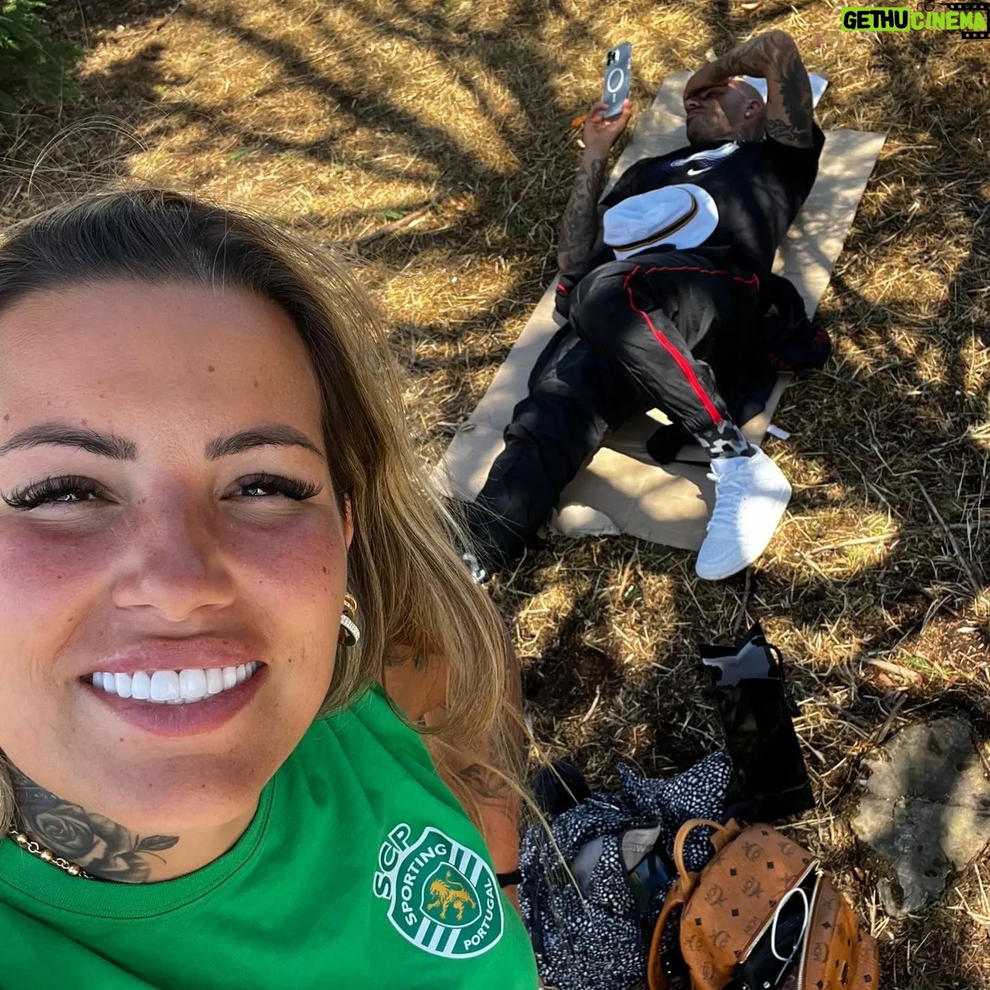 Ricardo Quaresma Instagram - Enquanto o jogo do @ricky__quaresma não começa vou dominando a sombra 😀