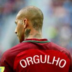 Ricardo Quaresma Instagram - No Dia Internacional dos Ciganos, celebro a cultura cigana e o significado profundo de “vestir a camisola”. Como futebolista, vesti muitas, mas a que mais valorizo é a da minha comunidade, símbolo das minhas raízes e da nossa luta por reconhecimento e igualdade. “Vestir a camisola” reflete compromisso e paixão, seja no futebol ou na vida, representando a nossa união e determinação contra preconceitos. Hoje, reafirmo o meu empenho em lutar por um mundo justo, onde ser cigano é motivo de orgulho. Sou grato a todos os que estão nesta jornada comigo. Juntos, somos mais fortes. #orgulho #diainternacionaldosciganos #internationalromaniday