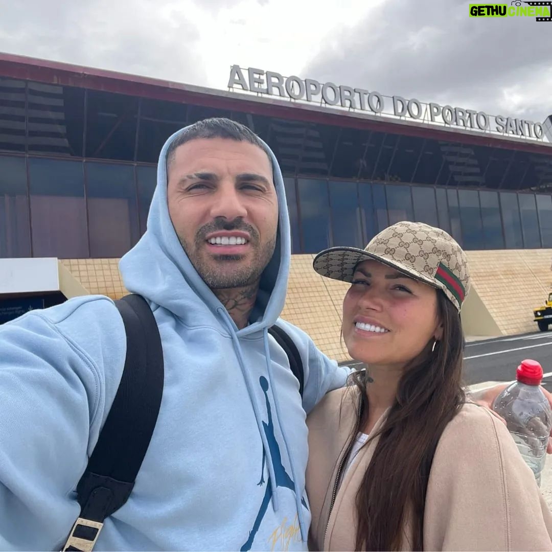 Ricardo Quaresma Instagram - Acabamos de aterrar na ilha do Porto Santo 🌴 Viemos passar alguns dias de férias em família, e descobrir porque é que tanta gente diz que esta ilha é o paraíso na terra 😉 #portosantoisland #visitmadeira @visitmadeira