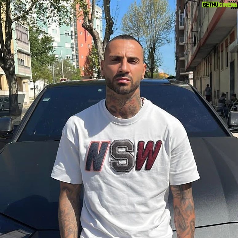 Ricardo Quaresma Instagram - Parabéns equipa. Fiquei muito feliz com a vitória de ontem. Mesmo não jogando, mesmo não sendo opção para o treinador, fico feliz pela equipa e pelos adeptos. Estou a fazer pelo Vitória tudo aquilo que me deixam fazer e mantenho a mesma vontade de conquistar desde o dia em que cheguei. Não vou perder a alegria que o jogo me dá nem a energia de todos os dias treinar para melhorar. Tão pouco vou mudar de personalidade só para agradar. Quando estou feliz nota-se. Quando estou infeliz também. Sou assim! E por mais vitórias que já tenha tido vou continuar sempre em busca das próximas nem que por vezes me metam injustamente o rótulo de "mau da fita" Amigos, o jogo ainda não acabou 🙂 Boa Páscoa para todos 🙏🏼