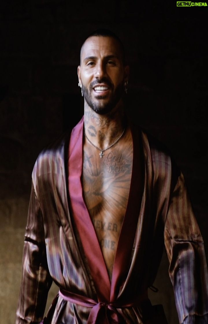 Ricardo Quaresma Instagram - Amigos, Chegou ao fim a minha relação com o @vitoriasc_oficial Confesso que em campo gostaria de ter podido ajudar mais a equipa. E que senti por vezes uma certa tristeza em não me ser dada a oportunidade de o fazer como gostaria. Acredito também que fora de campo fiz o meu papel. Ajudei o clube a crescer ainda mais em notoriedade um pouco por todo o mundo e que isso foi positivo no reconhecimento e valorização da marca Vitória e da cidade de Guimarães. Muito obrigado aos adeptos pelo carinho com que me acolheram, pela frontalidade, olhos nos olhos, com que sempre nos tratamos e pelo incentivo que mesmo nos piores momentos souberam dar a toda a equipa. São vocês o coração que faz bater o emblema que durante um ano carreguei ao peito. Eu podia, vocês bem sabem, ficar mais um ano de contrato, mas também não posso ficar indiferente às dificuldades financeiras que o Vitória está a passar. Desta forma posso também ajudar o clube a poupar um pouco. Espero inspirar outros a fazerem o mesmo e a não ficarem agarrados a contratos onde só se beneficiam a si próprios. Quero deixar também um agradecimento muito especial a todos os trabalhadores do clube, guardaremos para sempre os sorrisos e a boa disposição que trocamos a cada passagem em que nos encontramos. Obrigado por tudo. Ainda não chegou a minha altura de arrumar as botas. Estou em forma, ainda sei jogar futebol e quero continuar a fazer aquilo que me faz feliz. Em breve nos voltaremos a encontrar no campo. A trivela ainda vai fazer levantar muitos estádios. Obrigado ao @j.rebelo pelo vídeo e ao @alexandresribeiro94 pelas fotos