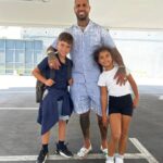 Ricardo Quaresma Instagram - Fiz questão de estar presente no primeiro dia do regresso às aulas dos filhotes. Sem estudar as balizas são sempre pequenas para os golos que queremos marcar na vida. Bom regresso às aulas para todos. Estudem!