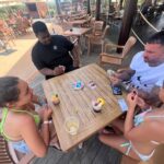 Ricardo Quaresma Instagram - Fim de tarde em família com o UNO e a companhia do Luís, da equipa de animação do @pestanahotels @visitmadeira #portosantoisland