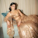 Richa Shukla Moorjani Instagram - @seemagujraldesign thank you for letting me wear this breathtaking work of art 💛 - 📸 @cibellelevi Stylist: @styledbyambika Hair: @virginie.pineda Makeup: @thegabriellealvarez 💎: @notandas_jewellers PR: @aaayeshamehta Tailoring: @mrs.jun.tailor Special shout out to @beverlyhilton 🙏🏽