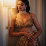 Richa Shukla Moorjani Instagram - @seemagujraldesign thank you for letting me wear this breathtaking work of art 💛 - 📸 @cibellelevi Stylist: @styledbyambika Hair: @virginie.pineda Makeup: @thegabriellealvarez 💎: @notandas_jewellers PR: @aaayeshamehta Tailoring: @mrs.jun.tailor Special shout out to @beverlyhilton 🙏🏽