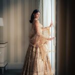Richa Shukla Moorjani Instagram - @seemagujraldesign thank you for letting me wear this breathtaking work of art 💛 - 📸 @cibellelevi Stylist: @styledbyambika Hair: @virginie.pineda Makeup: @thegabriellealvarez 💎: @notandas_jewellers PR: @aaayeshamehta Tailoring: @mrs.jun.tailor Special shout out to @beverlyhilton 🙏🏽