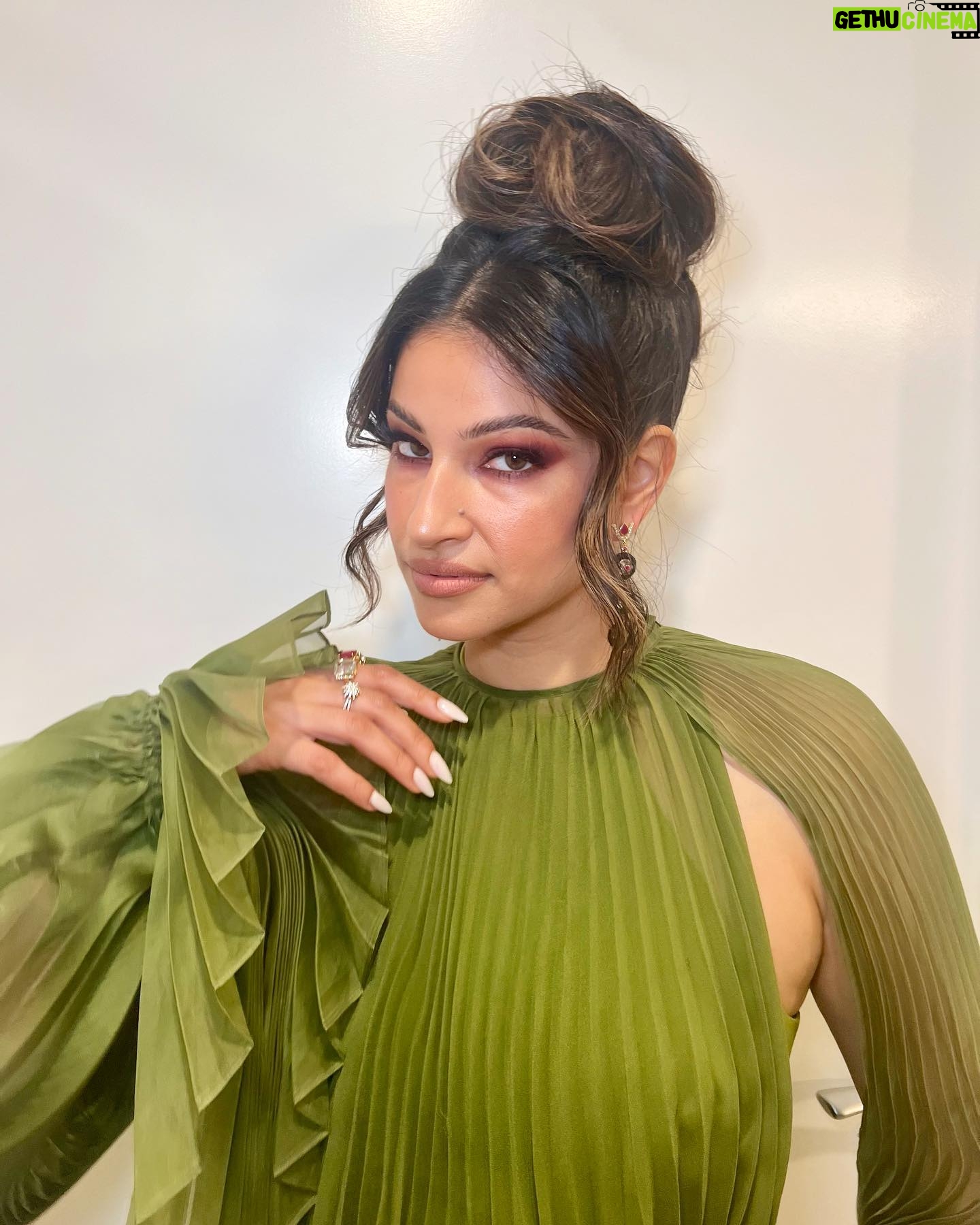 Richa Shukla Moorjani Instagram - πππ @vanityfair @instagram #vfvanities With this being an evening to celebrate the next generation of Hollywood, the best part of the night was the most heart centered conversation that breathed new life into me with @alokvmenon who reminded me of the the importance of our work as artists to BE the love that we want to see in this world, to never allow ourselves to feel immobilized by pain and suffering and to keep our hearts open no matter what, so we can drench this world in light and compassion through our work as storytellers. π€ β¨ Dress @bibhumohapatra Stylist @styledbyambika Hair @virginie.pineda Makeup @thegabriellealvarez Earrings| @hanut101 Rings| @davidyurman @hanut101 Clutch| @auvrelifestyle Shoes| @willa.phoenix Tailor| @mrs.jun.tailor Style Team| @leksywolk @sarahmgibsonn