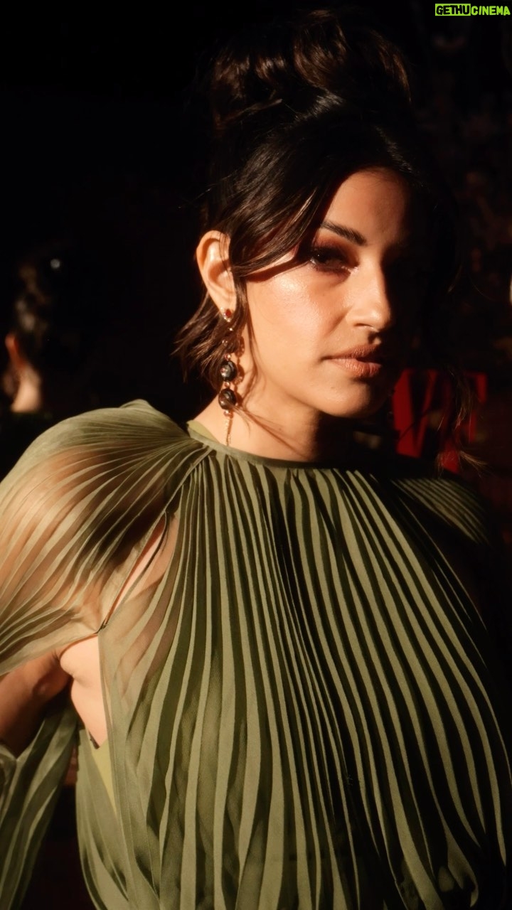 Richa Shukla Moorjani Instagram - @vanityfair x @instagram #vfvanities π Dress| @bibhumohapatra Jewelry Earrings| @hanut101 Rings| @davidyurman @hanut101 Clutch| @auvrelifestyle Shoes| @willa.phoenix Stylist | @styledbyambika Tailor| @mrs.jun.tailor Style Team| @leksywolk @sarahmgibsonn Hair @virginie.pineda Makeup @thegabriellealvarez