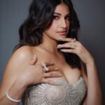 Richa Shukla Moorjani Instagram - A dream to wear this exquisite piece from @simkhai for @criticschoice 💎🌟 Styling @itsamandalim Hair @kattthompson Makeup @thegabriellealvarez Jewels @mindimondny @dena_kemp 👛 @mae_cassidy 👠 @aeranewyork 📸 @cibellelevi