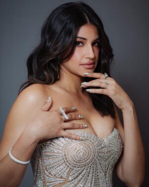 Richa Shukla Moorjani Instagram - A dream to wear this exquisite piece from @simkhai for @criticschoice 💎🌟

Styling @itsamandalim 
Hair @kattthompson 
Makeup @thegabriellealvarez 
Jewels @mindimondny @dena_kemp 
👛 @mae_cassidy 
👠 @aeranewyork 
📸 @cibellelevi