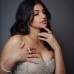 Richa Shukla Moorjani Instagram - A dream to wear this exquisite piece from @simkhai for @criticschoice 💎🌟 Styling @itsamandalim Hair @kattthompson Makeup @thegabriellealvarez Jewels @mindimondny @dena_kemp 👛 @mae_cassidy 👠 @aeranewyork 📸 @cibellelevi