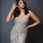 Richa Shukla Moorjani Instagram - A dream to wear this exquisite piece from @simkhai for @criticschoice 💎🌟 Styling @itsamandalim Hair @kattthompson Makeup @thegabriellealvarez Jewels @mindimondny @dena_kemp 👛 @mae_cassidy 👠 @aeranewyork 📸 @cibellelevi