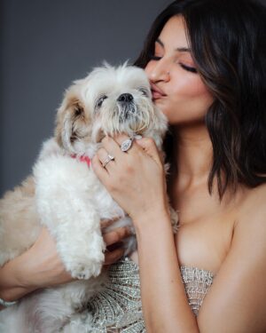 Richa Shukla Moorjani Instagram - A dream to wear this exquisite piece from @simkhai for @criticschoice 💎🌟

Styling @itsamandalim 
Hair @kattthompson 
Makeup @thegabriellealvarez 
Jewels @mindimondny @dena_kemp 
👛 @mae_cassidy 
👠 @aeranewyork 
📸 @cibellelevi