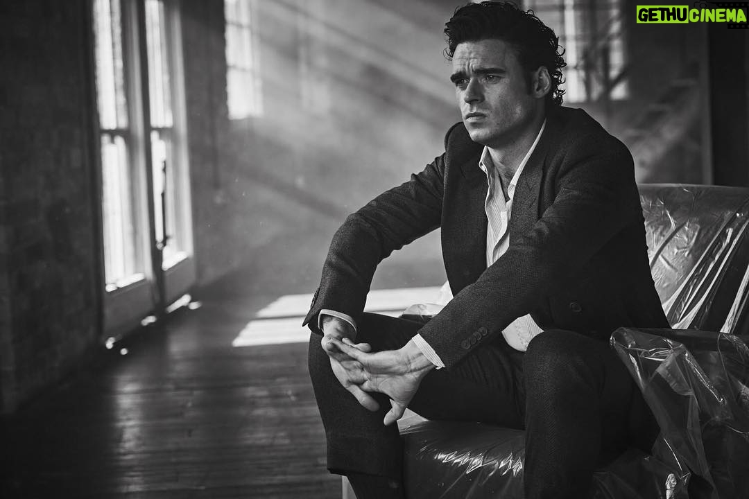 Richard Madden Instagram - @britishgq out now! 📸by @matthewbrookesphoto Styling @luke_jefferson_day Creative direction @paulsolomonsgq Interview @stuartmcgurkgq Art director @keefgq Grooming @charley.mcewen