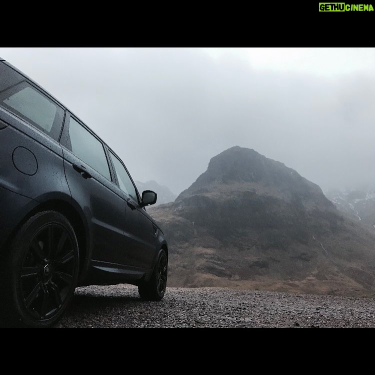 Richard Madden Instagram - Today's mission #glencoe #lostvalley Made it one piece... thanks for the wheels @landrover_uk #rangeroversport 🔥