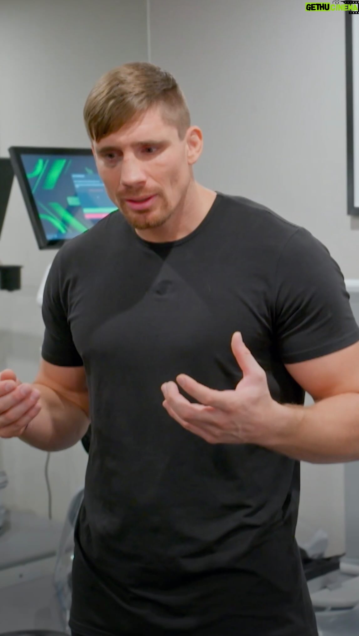 Rico Verhoeven Instagram - Art Rooijakkers gaat een mentaal potje sparren met kickboxkoning Rico Verhoeven 🥊