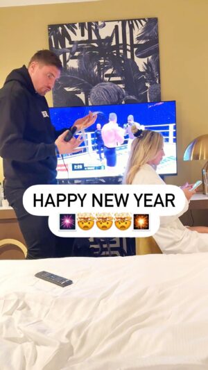 Rico Verhoeven Instagram - 🎇HAPPY NEW YEAR🎇
Getting ready for NYE party but got distracted……is she going to notice?🫢😬😱🤯