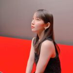 Riho Yoshioka Instagram - 映画"怪物の木こり" Japan premier🐈‍⬛◾️🫦🧛🏻‍♀️🍫Halloween仕様, 12月1日公開! dress @emporioarmani jewelry @boucheron @warnerjp_official #映画　#怪物の木こり　#ﾊﾛｳｨﾝ