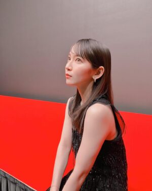 Riho Yoshioka Instagram - 映画"怪物の木こり"
Japan premier🐈‍⬛◾️🫦🧛🏻‍♀️🍫Halloween仕様,

12月1日公開!

dress @emporioarmani
jewelry @boucheron

@warnerjp_official 
#映画　#怪物の木こり　#ﾊﾛｳｨﾝ