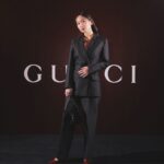Riho Yoshioka Instagram - 🖤 GUCCIの新しいクリエイティブ・ディレクター サバト・デ・サルノ氏のデビューコレクション 「Gucci Ancora」がローンチされました🖤 「ancora – もう一度、もっと、ファッションに恋をしよう」というメッセージが込められているそうです。 昨日は真っ赤に染め上がった空間に恋する日になりました🖤私は全体的にシックにまとめたブラックスーツにancoraカラーのパンプスを合わせました🐈‍⬛ make: @conomii ❤︎ @Gucci @sabatods #GucciAncora