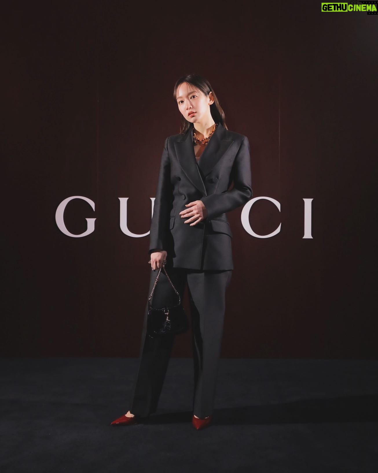 Riho Yoshioka Instagram - 🖤 GUCCIの新しいクリエイティブ・ディレクター サバト・デ・サルノ氏のデビューコレクション 「Gucci Ancora」がローンチされました🖤 「ancora – もう一度、もっと、ファッションに恋をしよう」というメッセージが込められているそうです。 昨日は真っ赤に染め上がった空間に恋する日になりました🖤私は全体的にシックにまとめたブラックスーツにancoraカラーのパンプスを合わせました🐈⬛ make: @conomii ❤︎ @Gucci @sabatods #GucciAncora