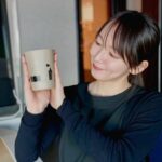 Riho Yoshioka Instagram - 今年のラジオ新グッズ。 私もずっと欲しかったオリジナルタンブラーです。 マットでベージュで好きなデザイナーさんのデザインが入ってるのが良いって夢を叶えて貰いました。 脇田あすかちゃんのデザイン♡かわいすぎる。 お便り下さってラジオ内で読まれた方に毎週プレゼントしますのでお楽しみに📻🥀 @wakidaasuka @lifestyle_ur813