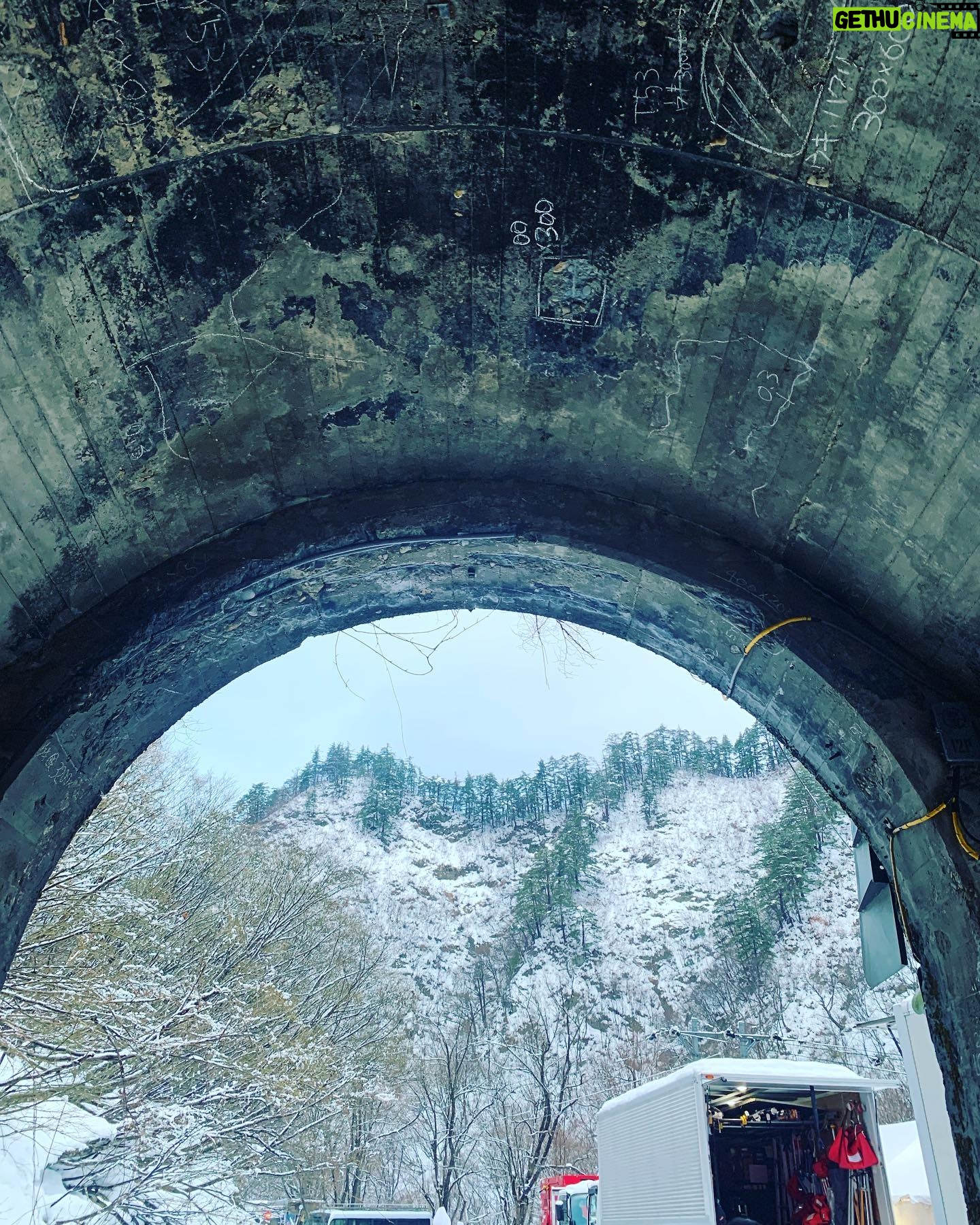 Riho Yoshioka Instagram - この度 「京都市芸術新人賞」を頂きました❄️ 芸術分野における地元の由緒ある賞なので大変嬉しかったです。 今年は京都観光大使を務めて2年目になります。 より地元に貢献できるような選択、 京都の文化や芸術の素晴らしさを広められるような仕事、 京都の映画演劇界隈から頑張っていきたいと志ある若い方にとっての希望になれるような活動をしていきたいなと思っております。 私が携わってる仕事は決して一人で作っていくことが出来ないジャンルです。 皆んなで助け合ってより良い作品を届けていけるように誠実に実直にこれからも頑張っていきます。 最近は連日色んな山奥へ行って撮影してます🌨 新しい作品待機してるので待っててください。 #京都市芸術新人賞