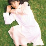 Riho Yoshioka Instagram - 2年ぶりにカレンダー🦋🍎 今年もディレクションは千原徹也さんです🍋 2024年版はICECREAM FEVERでCGを付けて下さった @nonbit さんが面白く可愛くして下さいました。 肩の子、本当の蝶みたいでしょ？! 映画にも出てくる黒い蝶▪️◾️お気に入りです。 ご予約お待ちしてます/ #吉岡里帆カレンダー #2024年 @thechihara