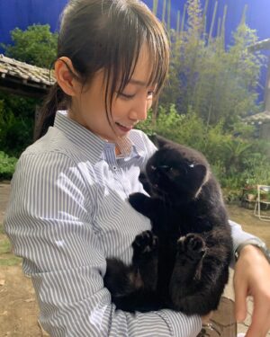 Riho Yoshioka Instagram - "忍びの家 HOUSE OF NINJAS"

忍者猫🐈‍⬛
抜き足差し足上手です。
暗闇に紛れます。
人間を油断させます。

2月15日よりNetflix独占配信🥷

黒猫かわいいですよね。
この子はまた特別可愛かったです。
実家にも昔、おいでーと言うと走って抱きついてきてくれる黒猫がおりました。