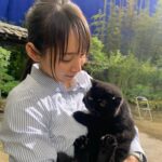 Riho Yoshioka Instagram - "忍びの家 HOUSE OF NINJAS" 忍者猫🐈‍⬛ 抜き足差し足上手です。 暗闇に紛れます。 人間を油断させます。 2月15日よりNetflix独占配信🥷 黒猫かわいいですよね。 この子はまた特別可愛かったです。 実家にも昔、おいでーと言うと走って抱きついてきてくれる黒猫がおりました。
