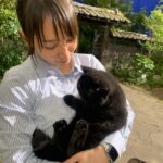 Riho Yoshioka Instagram - "忍びの家 HOUSE OF NINJAS" 忍者猫🐈‍⬛ 抜き足差し足上手です。 暗闇に紛れます。 人間を油断させます。 2月15日よりNetflix独占配信🥷 黒猫かわいいですよね。 この子はまた特別可愛かったです。 実家にも昔、おいでーと言うと走って抱きついてきてくれる黒猫がおりました。